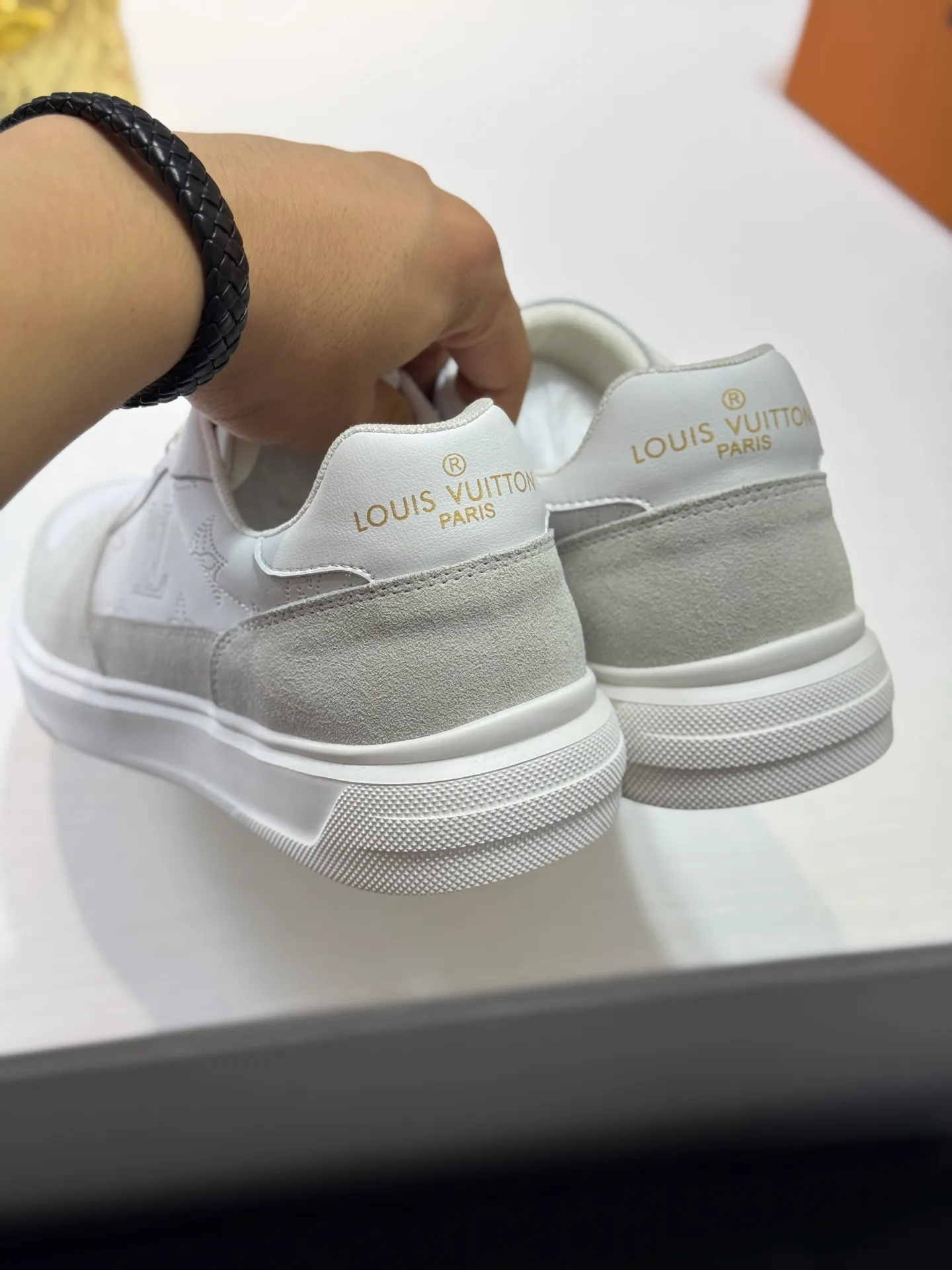 Men's shoes 💰400 [New model] 🌂🌂Top original order - Louis Vuitton®️ Trendy and fashionable yet low-key men's casual shoes, LV cowhide embossed upper, comfortable and breathable, mesh lining, original rubber outsole, 2 colors available ~ a must-have for stylish men. Size: 38-44 (45 customized